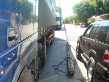 ТИР закачи кабели и събори стълб, който падна върху джип