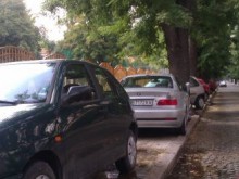 Читател: Тротоарът на ул "Родопи" в Центъра е непроходим заради наглеци