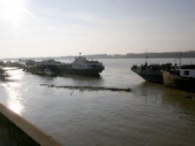 Дунав спада опасно, носи загуби на речния транспорт