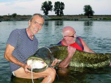 Мъж улови 50-килограмов сом в Марица с корда за шаран