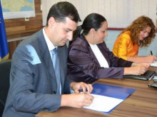 Министър Павлова подписва договори за деинституционализация с осем общини 