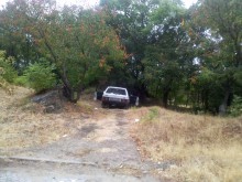 Наглец паркира ладата си в тревните площи на Младежкия хълм