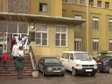 Лекари протестират по час за орязани пари