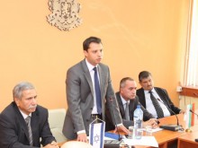 Министър Добрев се срещна със семействата на загиналите при атентата в Бургас