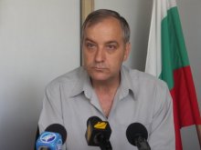 Йордан Кюмюрджиев проверява снегопочистващата техника