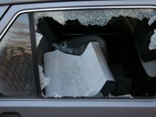 Разбиха стъклата на три автомобила в центъра на Пловдив