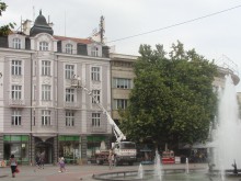 Осветяват художествено сграда срещу Община Пловдив 