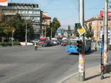 Пълнят уличните дупки с бетонни блокчета