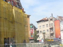 Ремонтират цялостно фасадата на емблематична сграда до Римския стадион