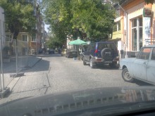 Тарикати запазват паркоместа зад Четвъртък пазар с щайги и чадъри