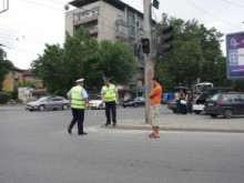Полицаи регулират ръчно движението на част от възловите кръстовища в Пловдив