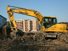 Разчистват терена за многофункционалната зала