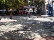 Новата настилка пред бившите хали на Главната вече e факт