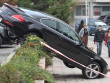 Суперлуксозен автомобил "паркира" странно на оживен булевард