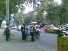 Млада дама зад волана отне предимство и блъсна 20-годишно момиче