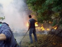 Мъж запали тази сутрин къщата си в село Милево и след това се самоуби