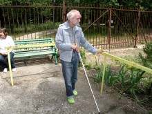 Незрящите остават без кучета водачи