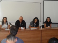 Младежи раздават брошури в Пловдивско срещу трафика на хора