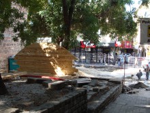 Възстановяват каменната зидария на стълбичките зад Джумаята