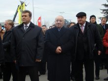 Нихат Кабил запали комбайн и се загледа по овце и крави