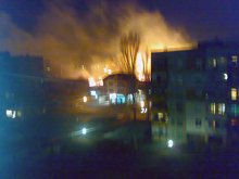 Високи пламъци изплашиха жители на "Кючук Париж"