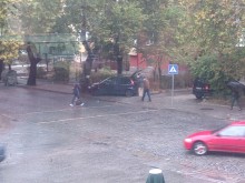 Вижте поредния наглец, паркирал върху тротоар в "Смирненски". Читател: Докога ще търпим това?