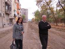 Десислава Желязкова инспектира реконструкцията на микрорайон в "Западен"