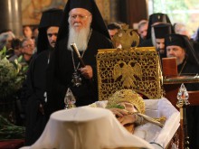 Хиляди се стичат към Троянския манастир за погребението на Максим