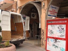Вдигат павилионите за хот-дог и тестени закуски до Римския стадион