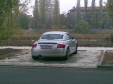 Вижте как се паркира нагло на място, предназначено за две коли!