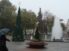 Община Пловдив обяви новогодишната си програма, 7-метровата изкуствена елха вече е на Центъра