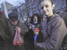 Стотици обстрелваха Парламента с домати