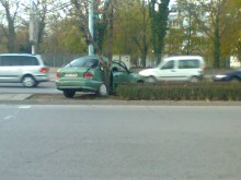 "Хюндай" се заби в дърво на бул. "Санкт Петербург" с висока скорост