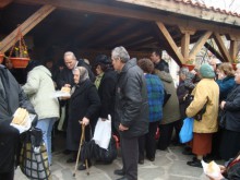 Десетки посрещнаха Никулден с печена риба от ГЕРБ Асеновград