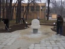 Футболистите на Локо помогнаха за изграждането на мемориалната чешма