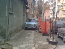 "Картонен" наглец блокира тротоара на ул. "Лозенград"