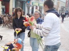 Младежи от ГЕРБ раздаваха цветя на пловдивчанки