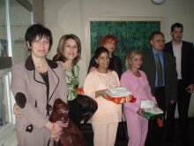 Районни кметове дариха с цветя и подаръци майките в родилното на МБАЛ "Св. Мина"