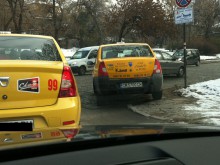 Супер нагъл таксиджия изпреварва от дясно през тротоара