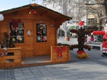 Дядо Коледа радва пловдивчани в коледната къщичка на ГЕРБ