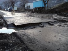 Движението на автомобили по пътя Устина-Кричим е спряно в двете посоки