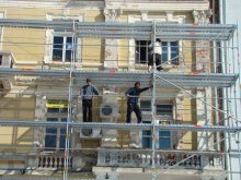 Ремонтират опасна сграда в центъра
