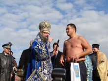 30-годишен юнак извади Богоявленския кръст от ледените води на Марица!