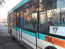 Кондукторка свали младежи, за да развалят парите си, а автобусът духна зад гърба им!