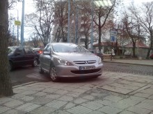 Наглец паркира, оставяйки повече от половината на автомобила си на пътното платно