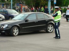 Откраднаха 4000 лв. от "Мерцедес" в Пловдив при смяна на спукана гума