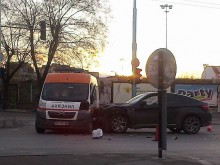 Тази сутрин в Пловдив: Пиян турчин с "БМВ" блъсна линейка, двама пострадаха