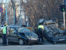 Два автомобила се блъснаха в Кючука, единият е обърнат по таван