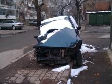Пловдивчанка: Таратайка е зарязана от месеци в зелените площи на ул. "Константин Геров" в "Южен"