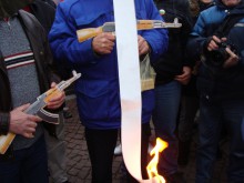 Ден трети от бунта срещу EVN в Пловдив: "Автомати", пиратки и запалени сметки!